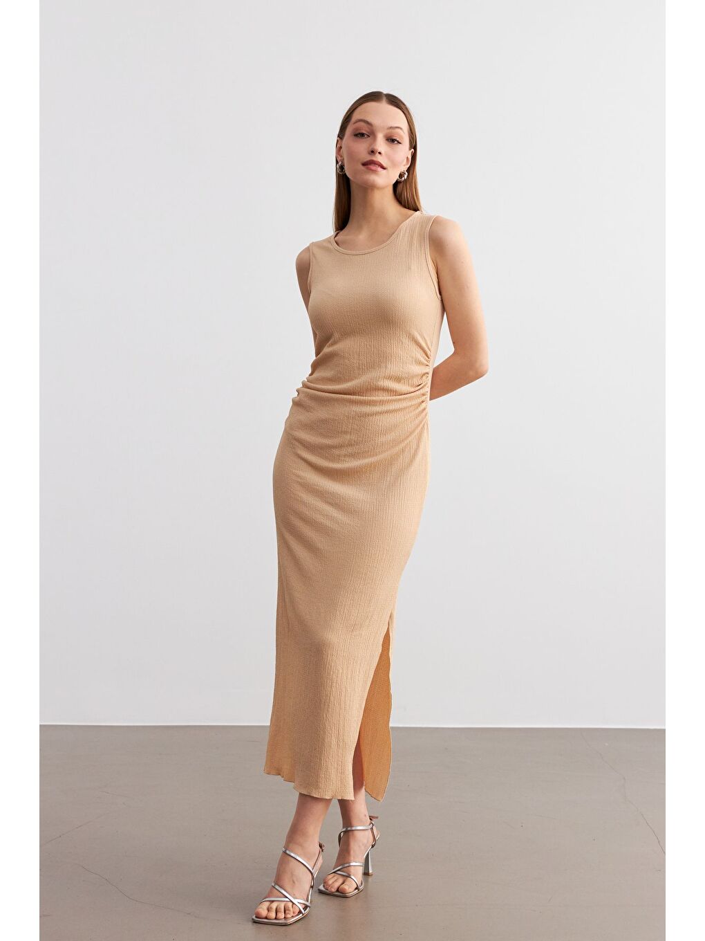 Kadın Bej Maxi Boy Yırtmaçlı Bel Büzgü Detay Krinkıl Elbise