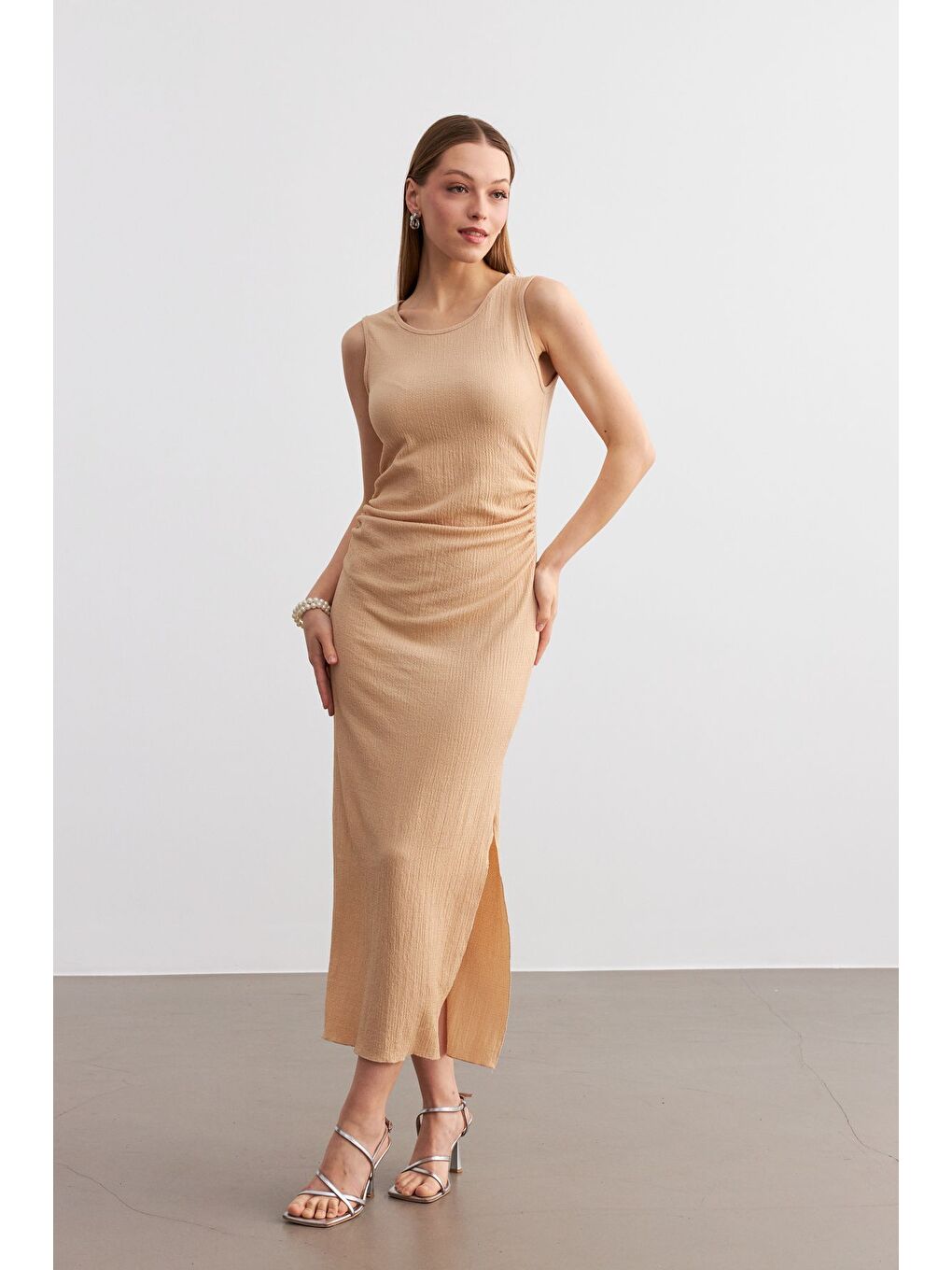 Kadın Bej Maxi Boy Yırtmaçlı Bel Büzgü Detay Krinkıl Elbise-1