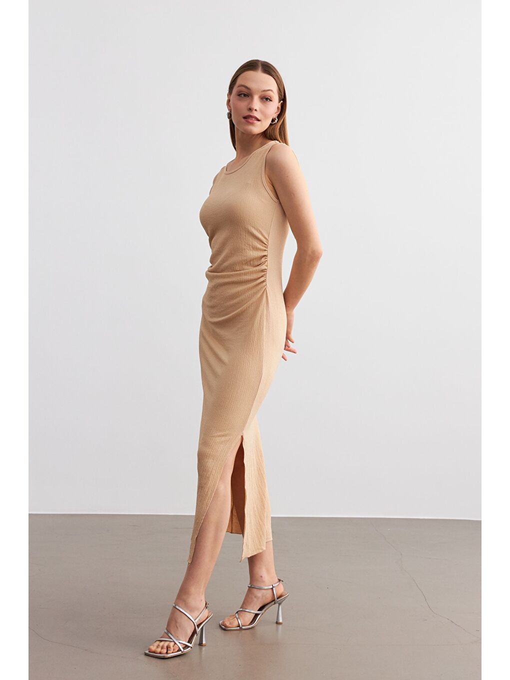 Kadın Bej Maxi Boy Yırtmaçlı Bel Büzgü Detay Krinkıl Elbise-2