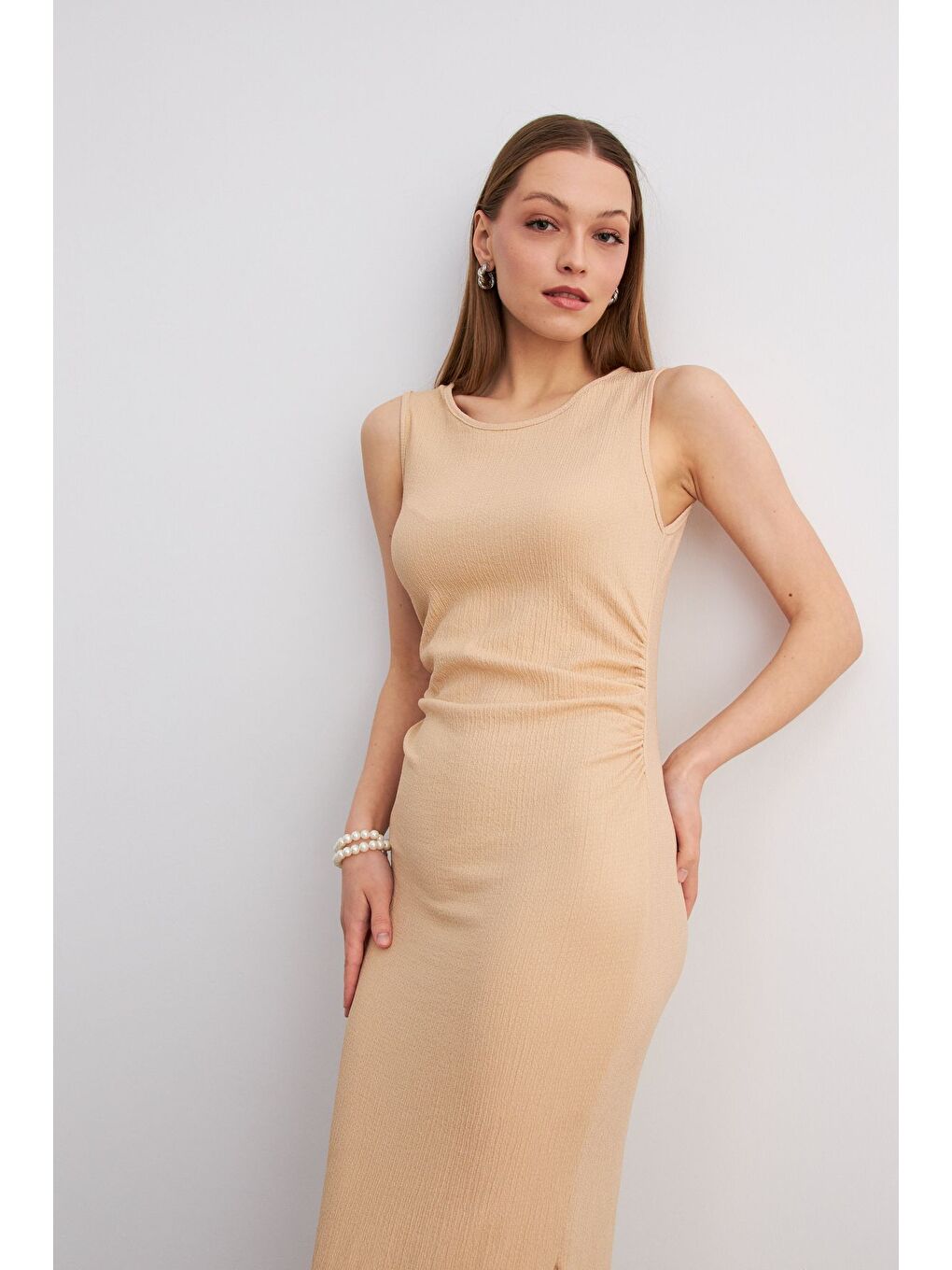 Kadın Bej Maxi Boy Yırtmaçlı Bel Büzgü Detay Krinkıl Elbise-3