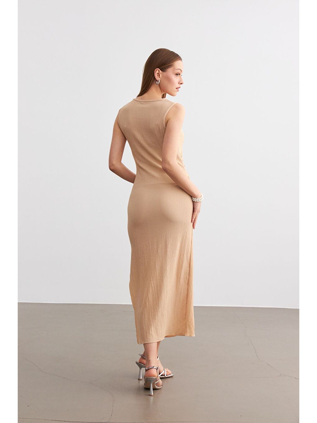 Kadın Bej Maxi Boy Yırtmaçlı Bel Büzgü Detay Krinkıl Elbise-4