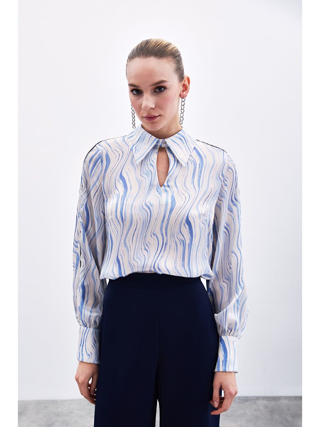 Kol Aksesuarlı Desenli Bluz - Mavi-1