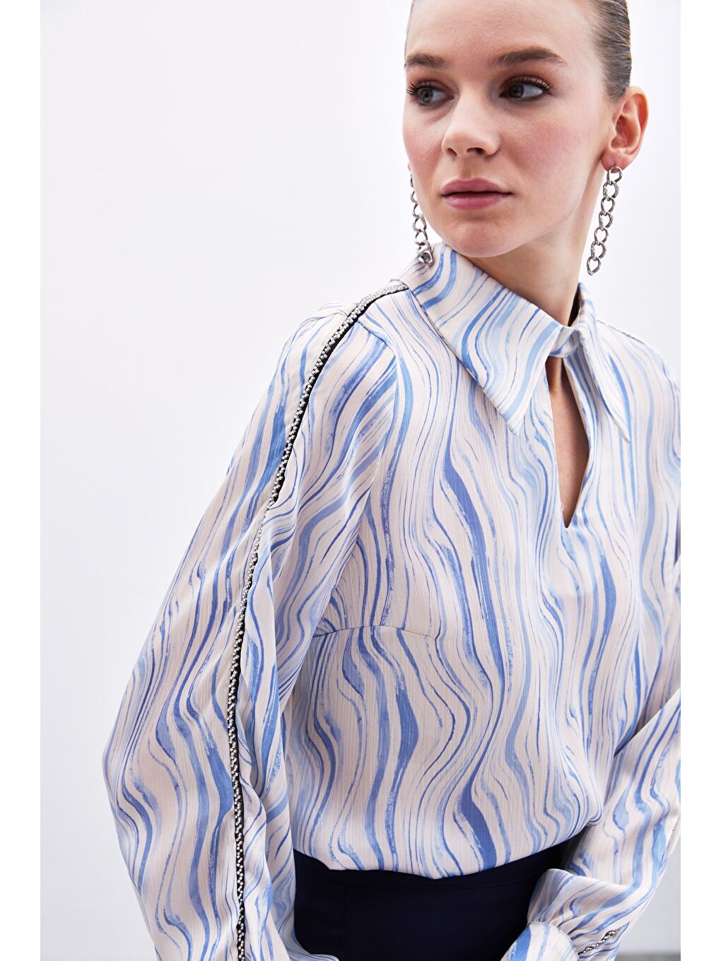 Kol Aksesuarlı Desenli Bluz - Mavi-3