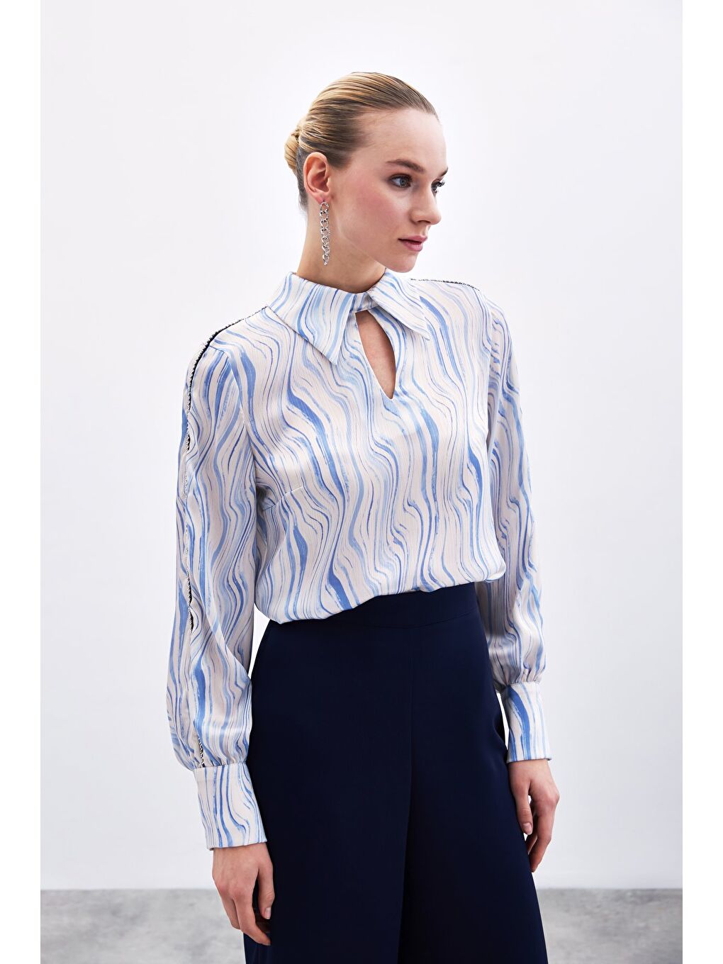 Kol Aksesuarlı Desenli Bluz - Mavi-4