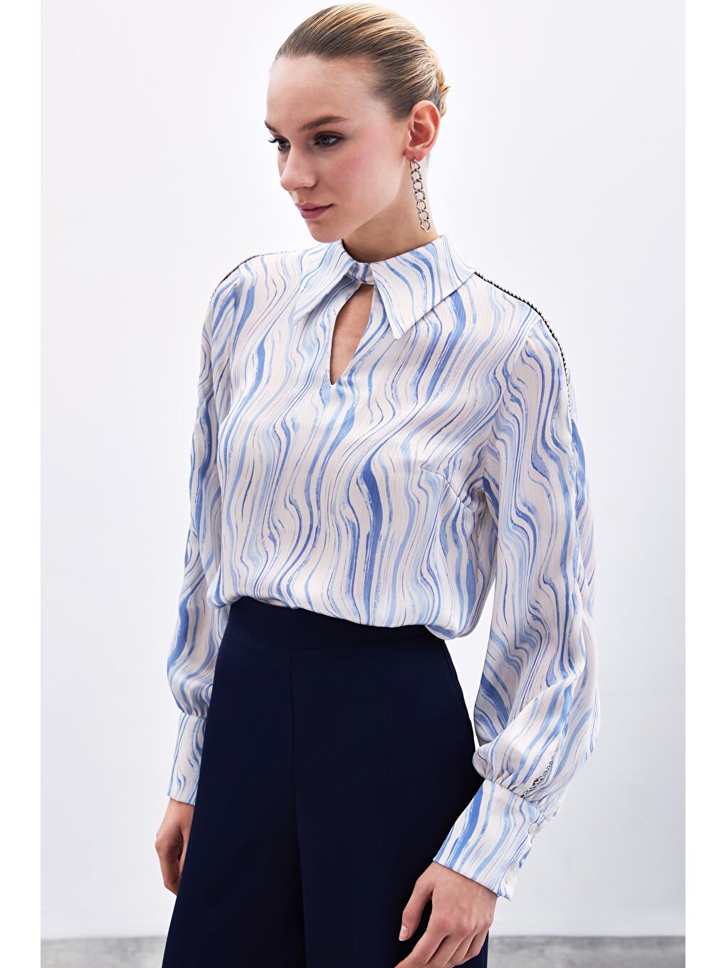 Kol Aksesuarlı Desenli Bluz - Mavi-5