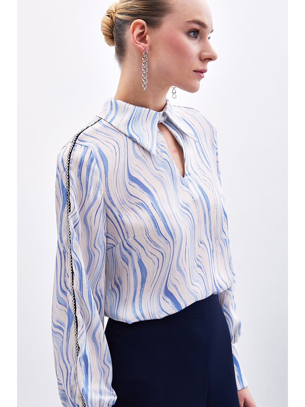 Kol Aksesuarlı Desenli Bluz - Mavi-6