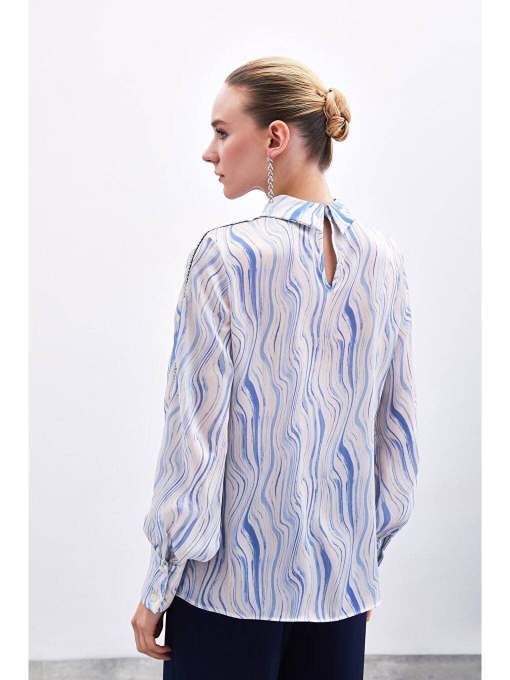 Kol Aksesuarlı Desenli Bluz - Mavi-7