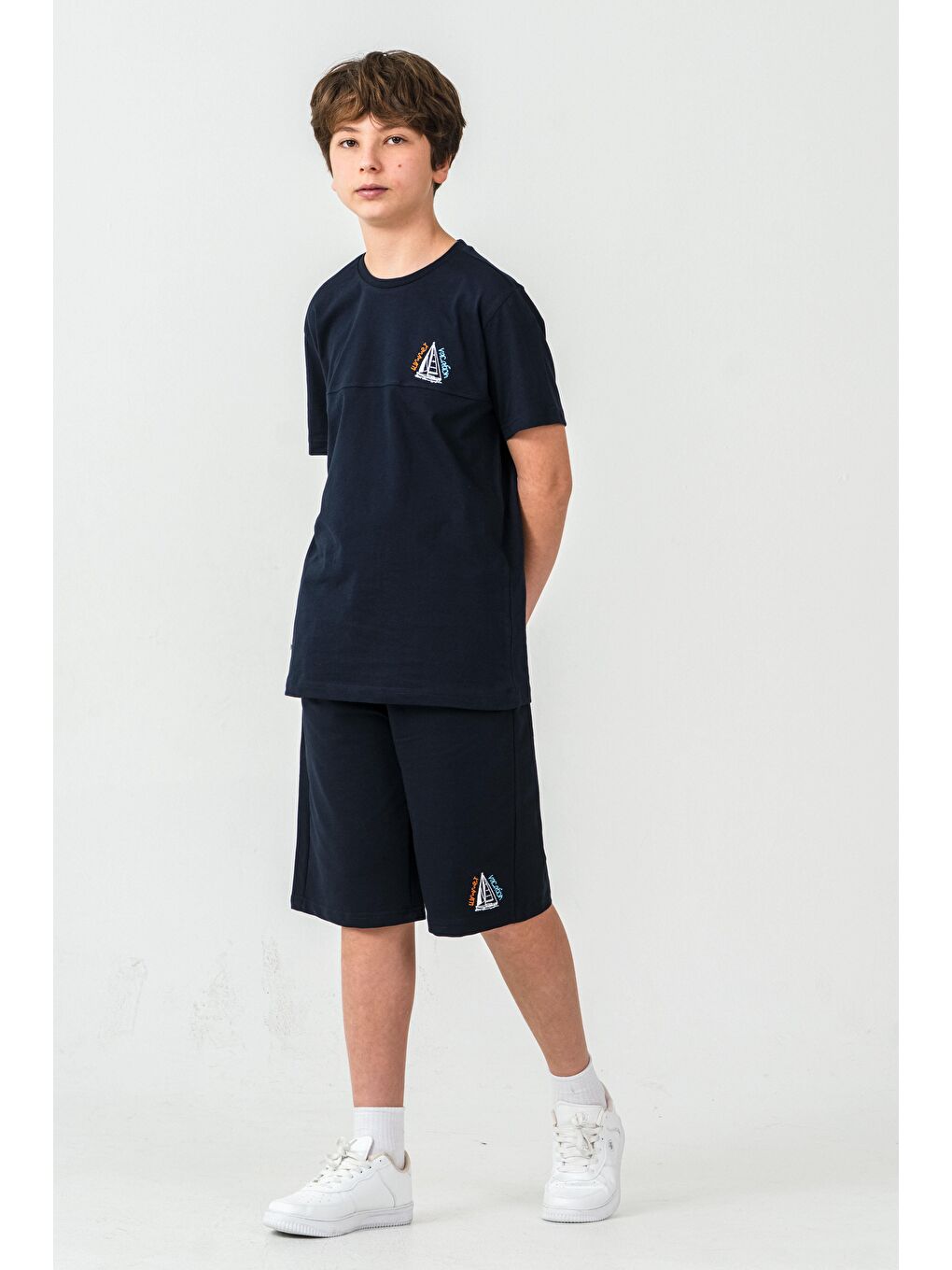 Lacivert Üst Ön Nakışlı Arka Baskılı Alt Sol Bacak Nakışlı Erkek Çocuk Şort - Tişört Takımı-1