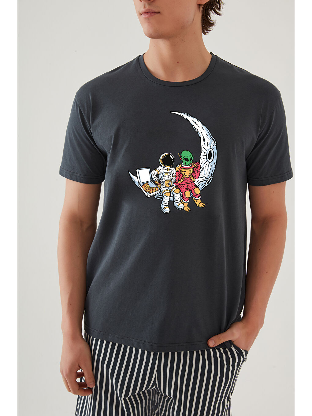 Gri Erkek Pamuklu Füme Baskılı Cepli Şort Pijama Takımı-2