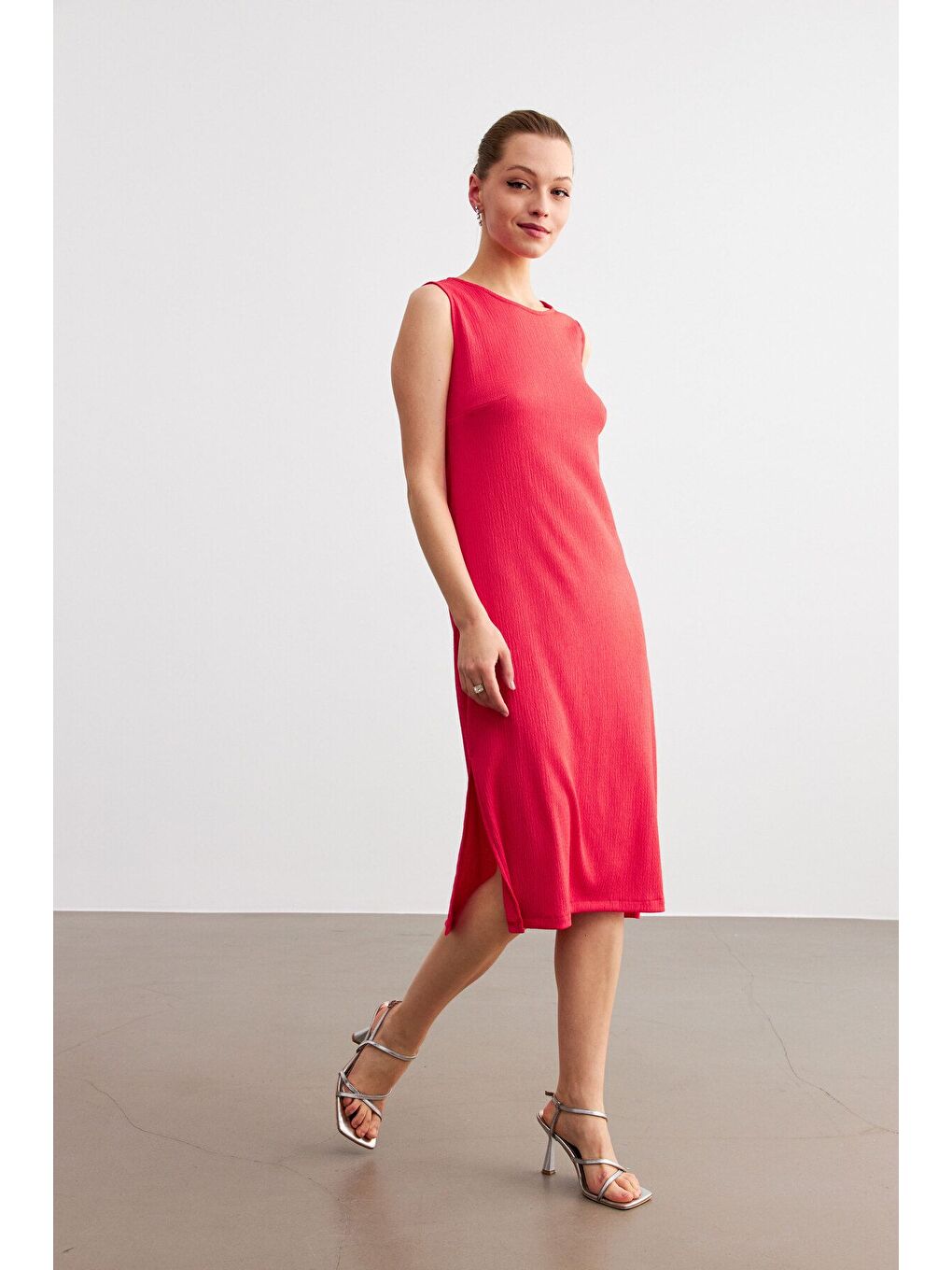 Kadın Pembe Düz Kolsuz Midi Boy Yırtmaçlı Krinkıl Elbise