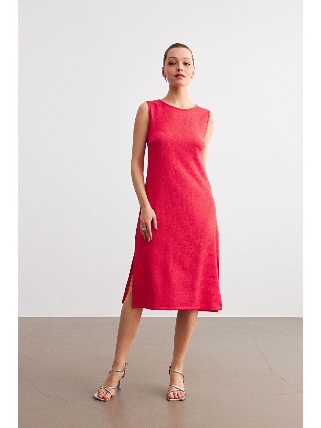 Kadın Pembe Düz Kolsuz Midi Boy Yırtmaçlı Krinkıl Elbise-1