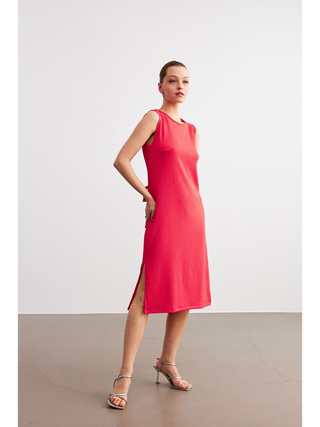 Kadın Pembe Düz Kolsuz Midi Boy Yırtmaçlı Krinkıl Elbise-2