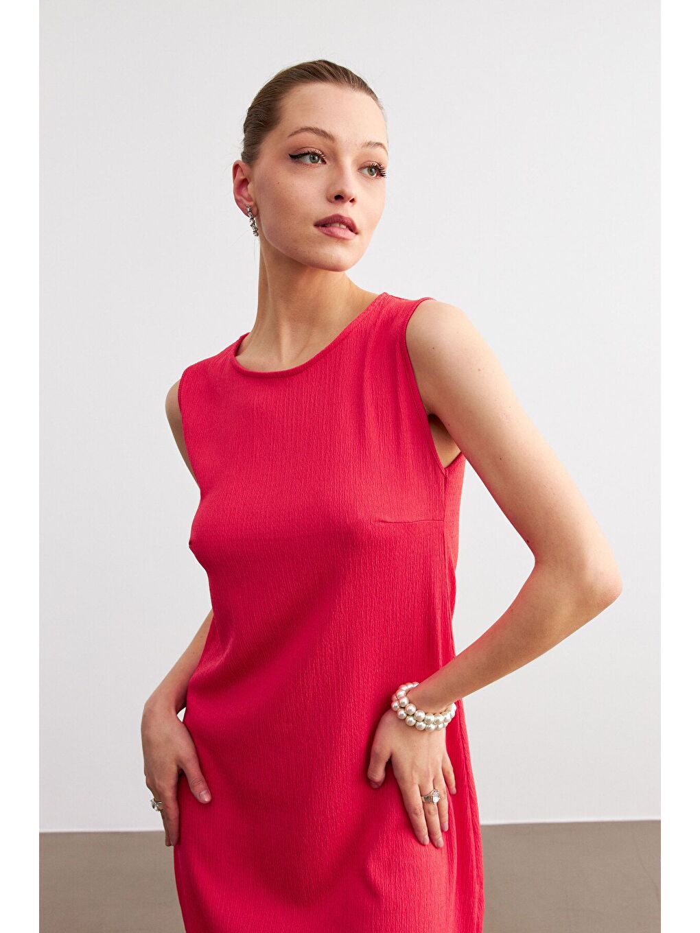 Kadın Pembe Düz Kolsuz Midi Boy Yırtmaçlı Krinkıl Elbise-3