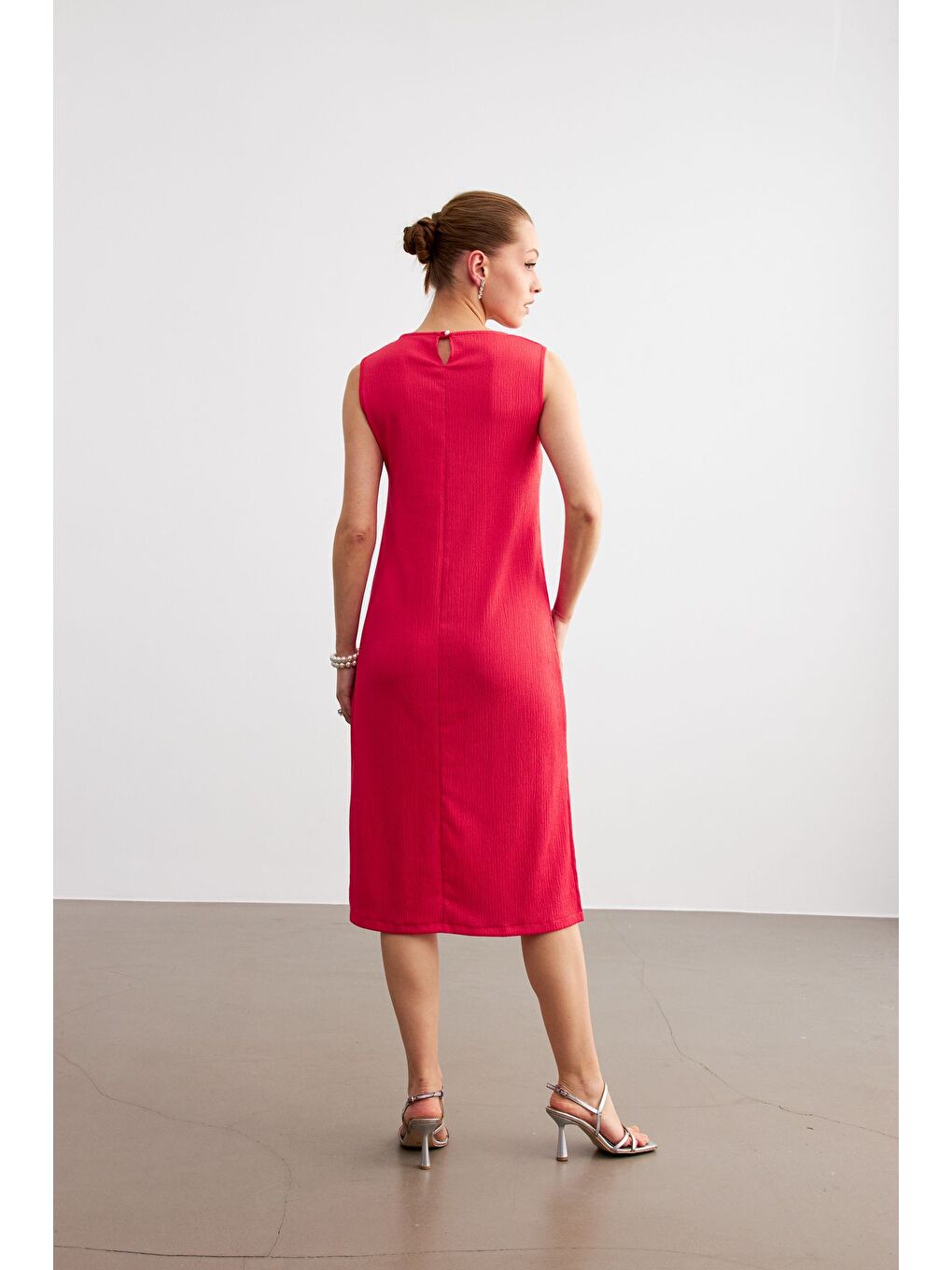 Kadın Pembe Düz Kolsuz Midi Boy Yırtmaçlı Krinkıl Elbise-4