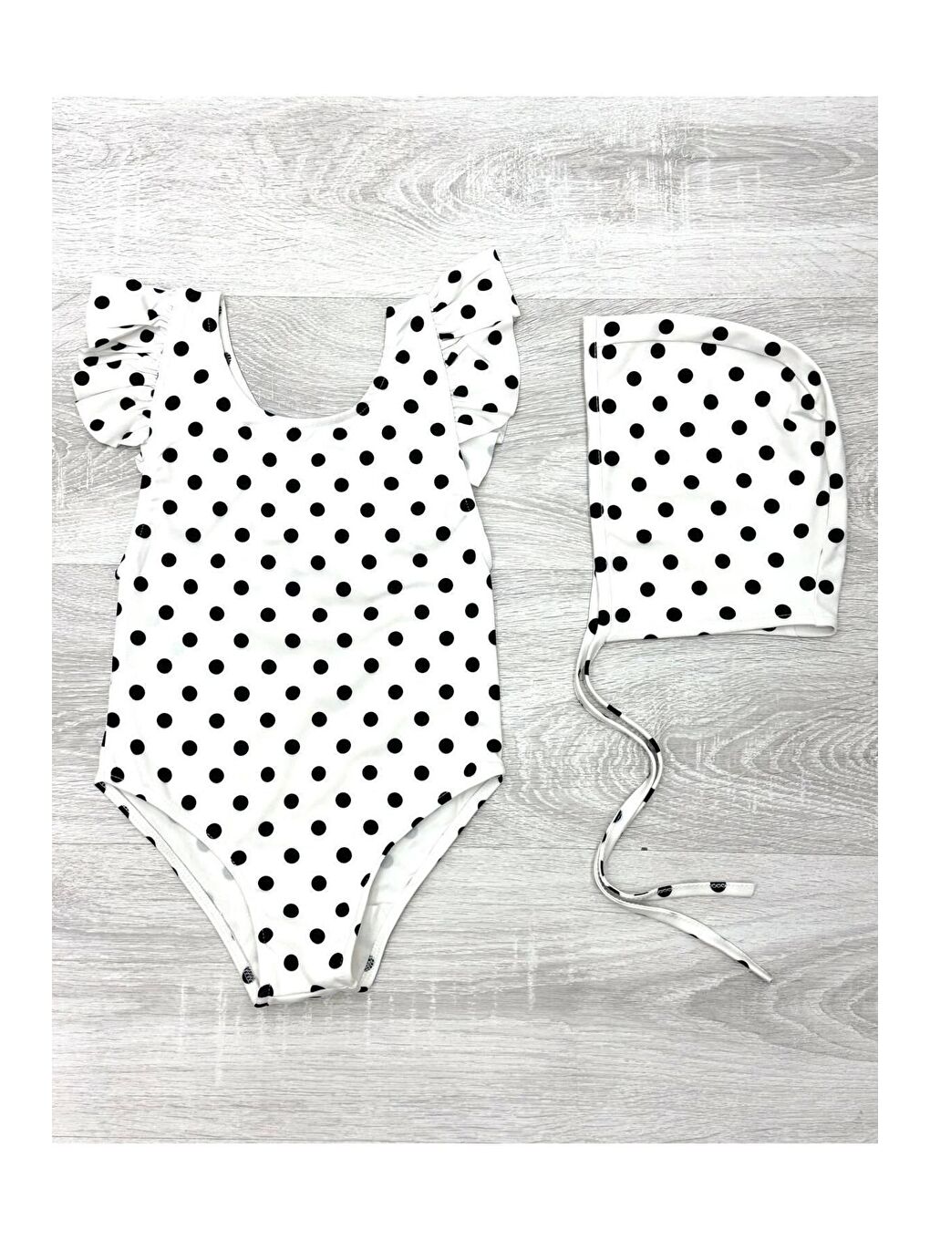 Beyaz Sırttan Çapraz Fırfır Detaylı Boneli Kız Çocuk Mayo