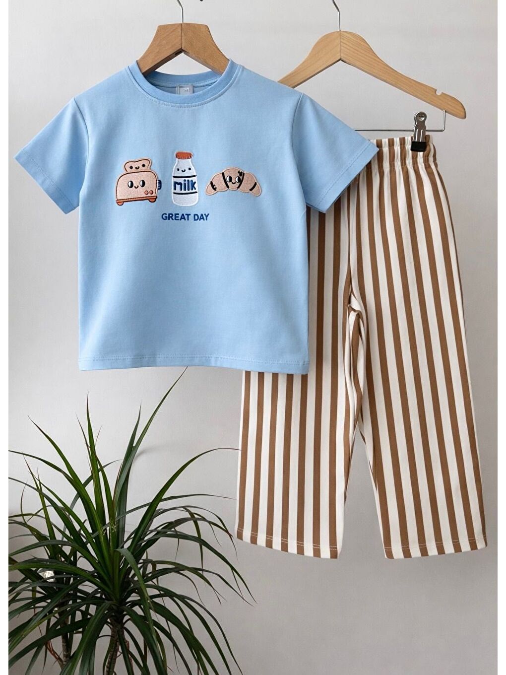 Karışık Erkek Çocuk Pamuklu Mavi Baskılı Tişört Çizgili Kapri Eşofman Takım - Bej Kahve-2