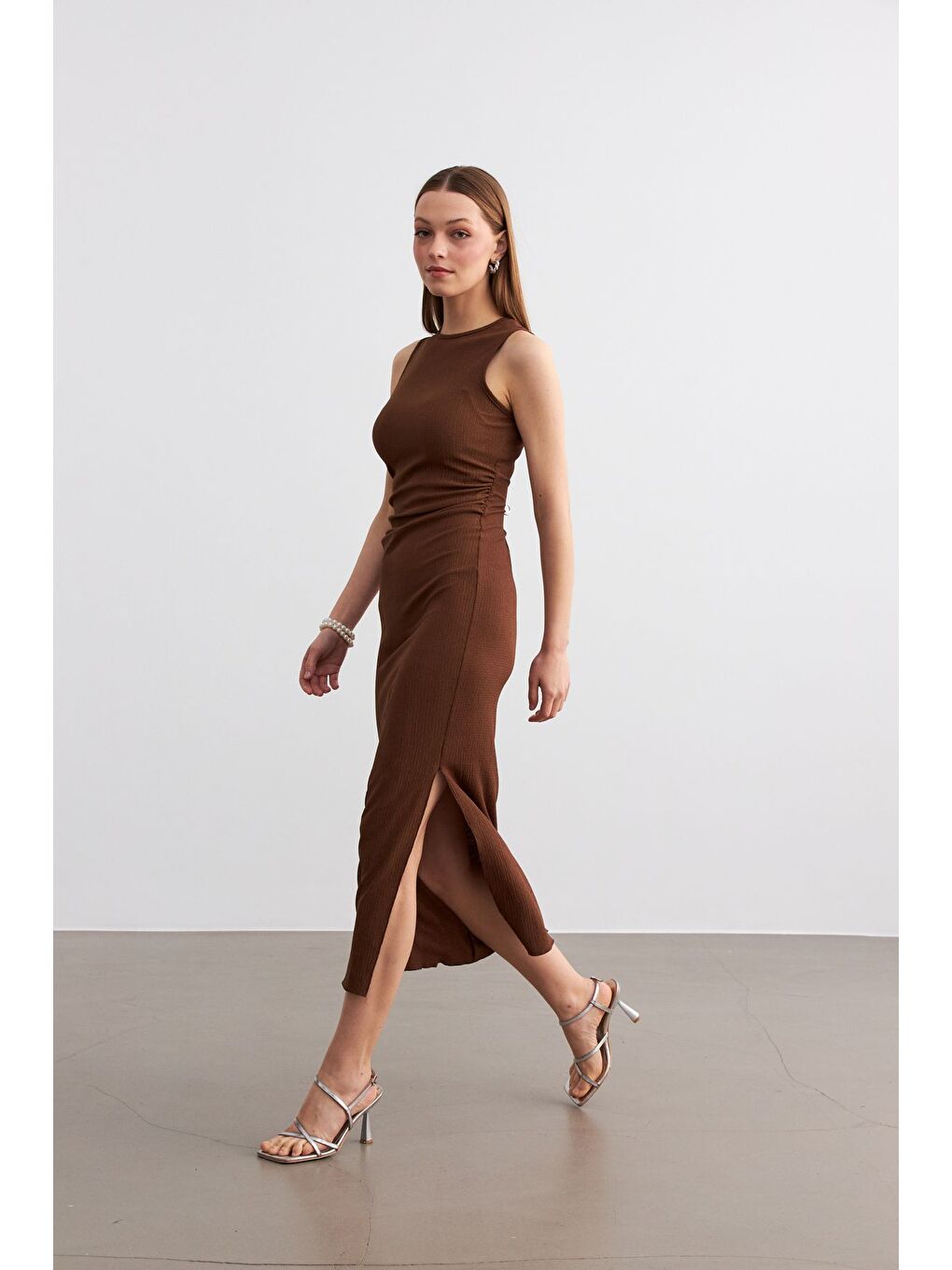 Kadın Kahverengi Maxi Boy Yırtmaçlı Bel Büzgü Detay Krinkıl Elbise