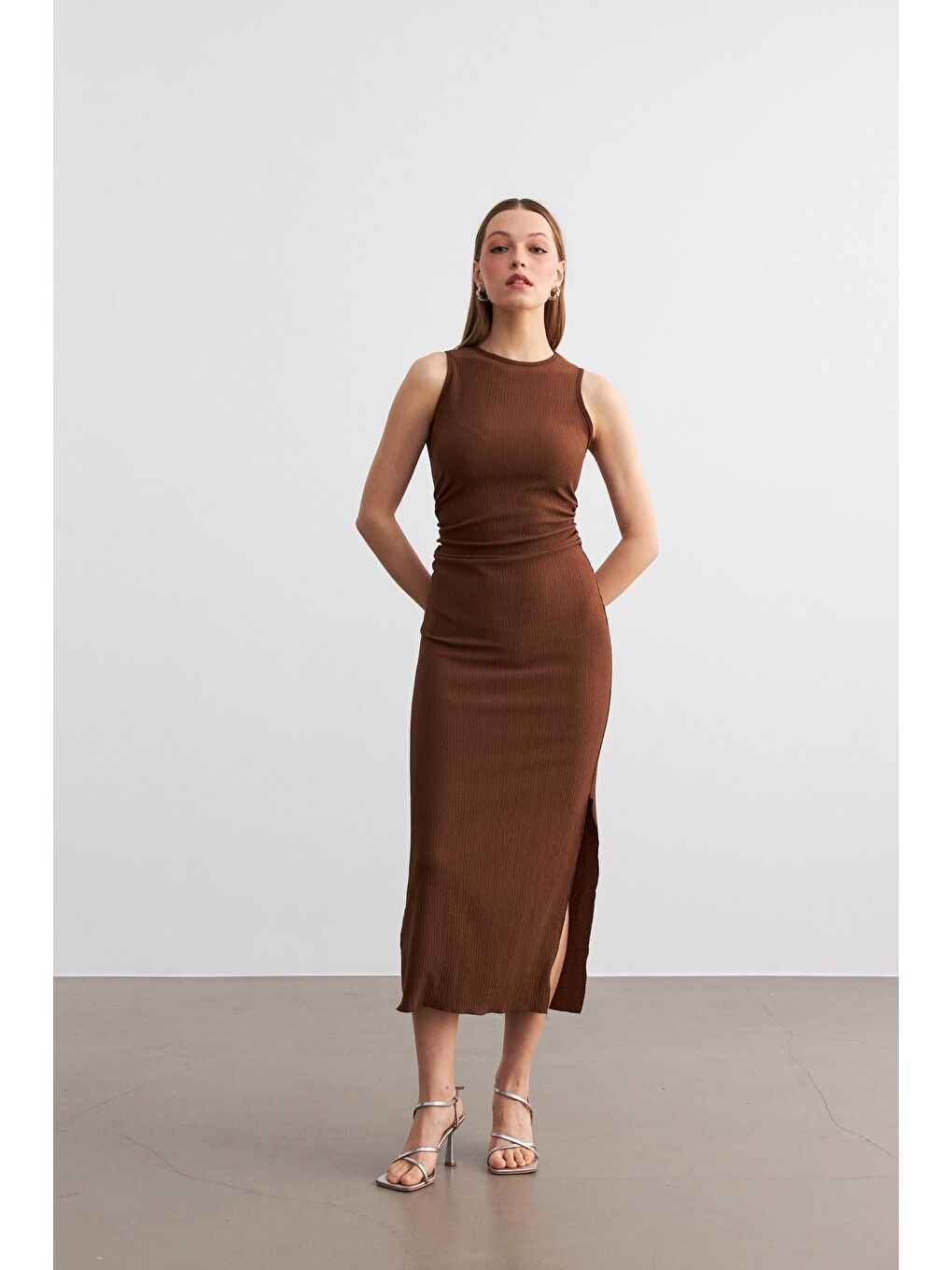 Kadın Kahverengi Maxi Boy Yırtmaçlı Bel Büzgü Detay Krinkıl Elbise-1