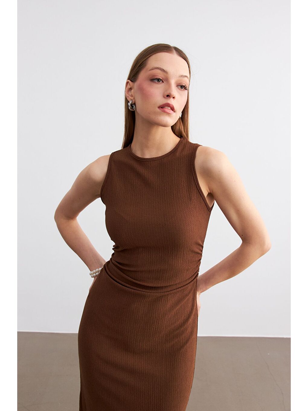 Kadın Kahverengi Maxi Boy Yırtmaçlı Bel Büzgü Detay Krinkıl Elbise-2