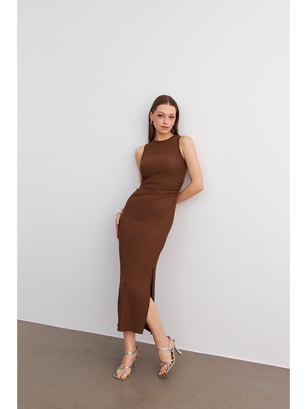 Kadın Kahverengi Maxi Boy Yırtmaçlı Bel Büzgü Detay Krinkıl Elbise-3