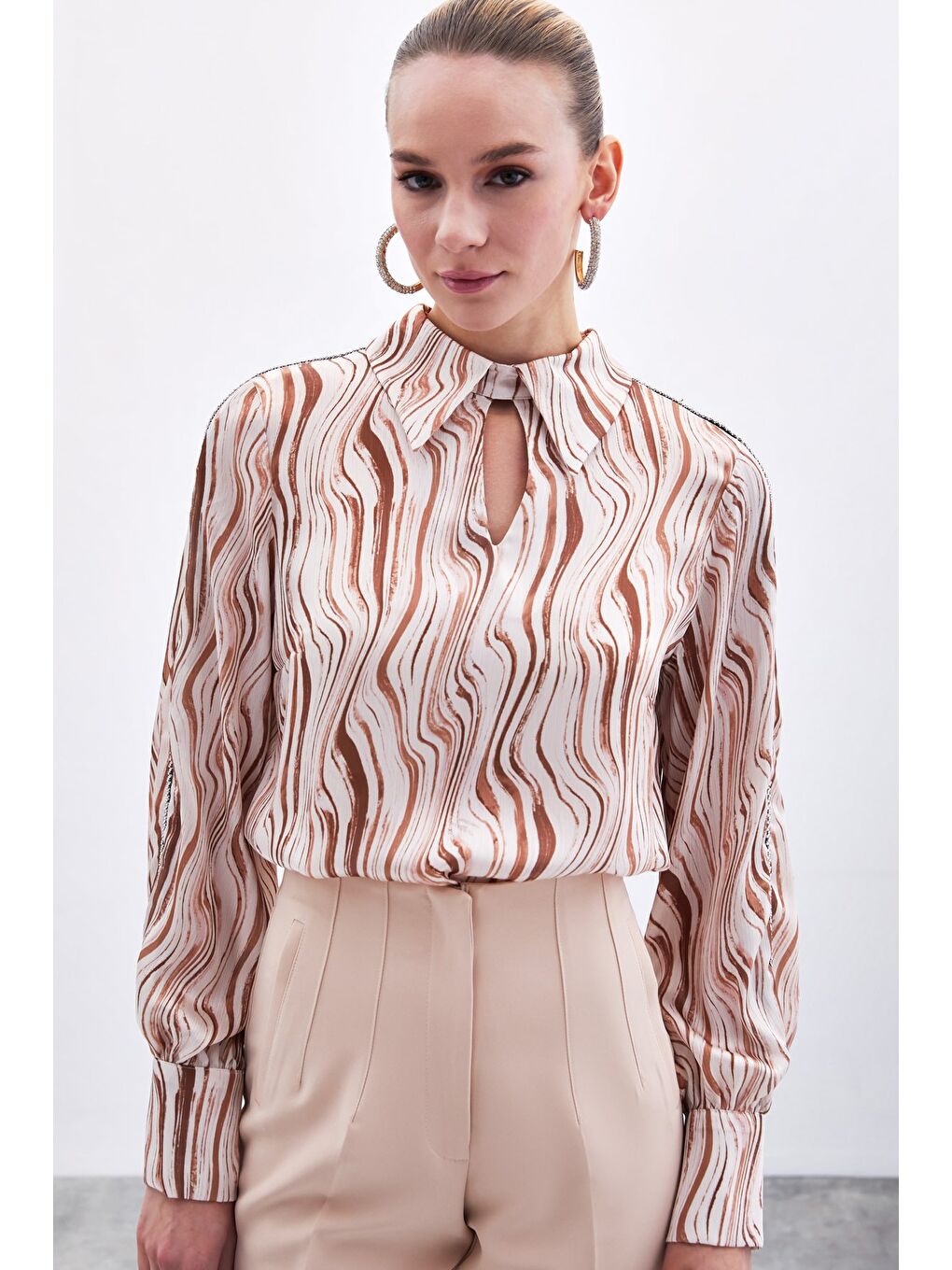 Kahverengi Kol Aksesuarlı Desenli Bluz - Camel-1