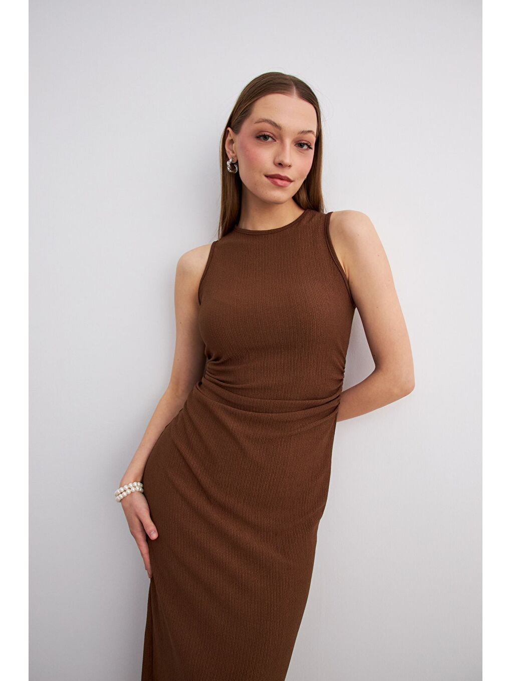 Kadın Kahverengi Maxi Boy Yırtmaçlı Bel Büzgü Detay Krinkıl Elbise-4