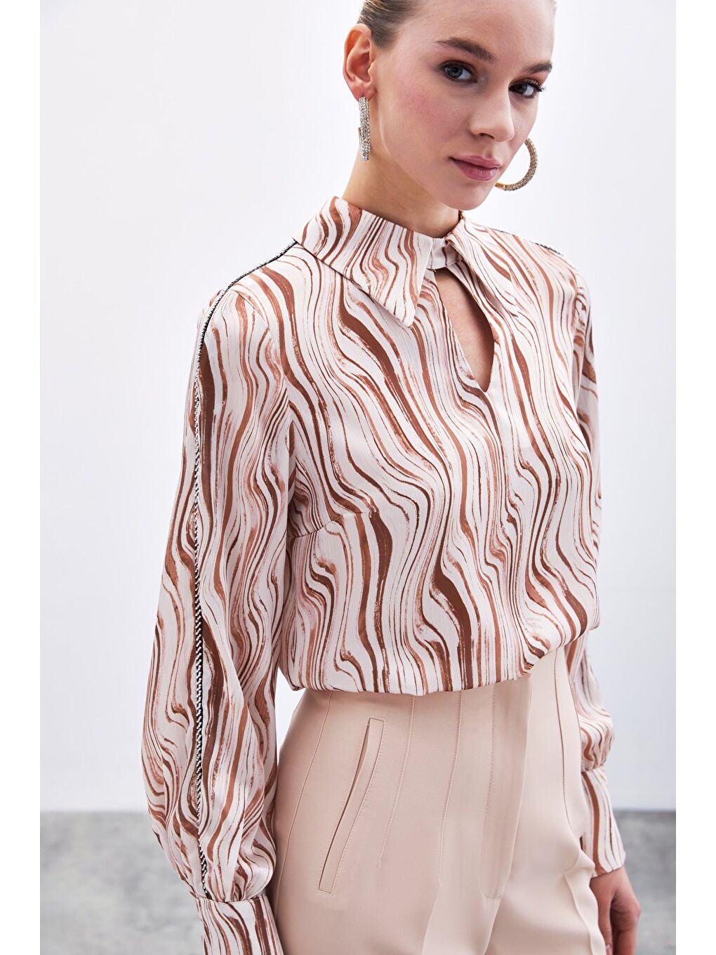 Kahverengi Kol Aksesuarlı Desenli Bluz - Camel-2