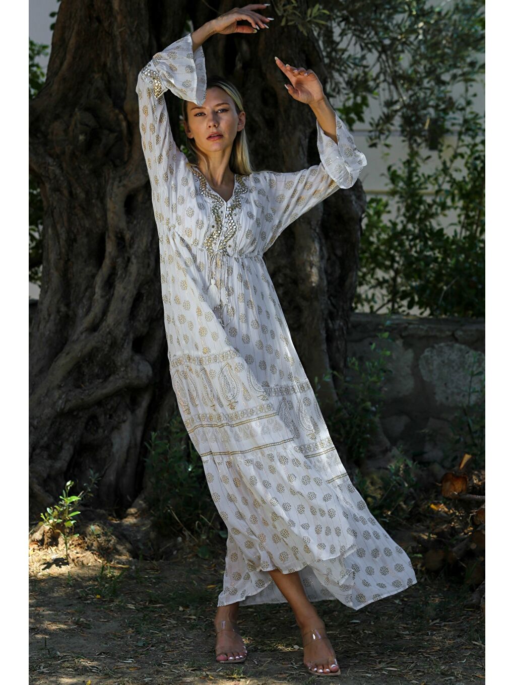 Ekru Hindistan Krem V Yaka Astarlı Kol Ve Etek Ucu Fırfırlı Pul Payet Aplikeli Dokuma Casual Elbise-3