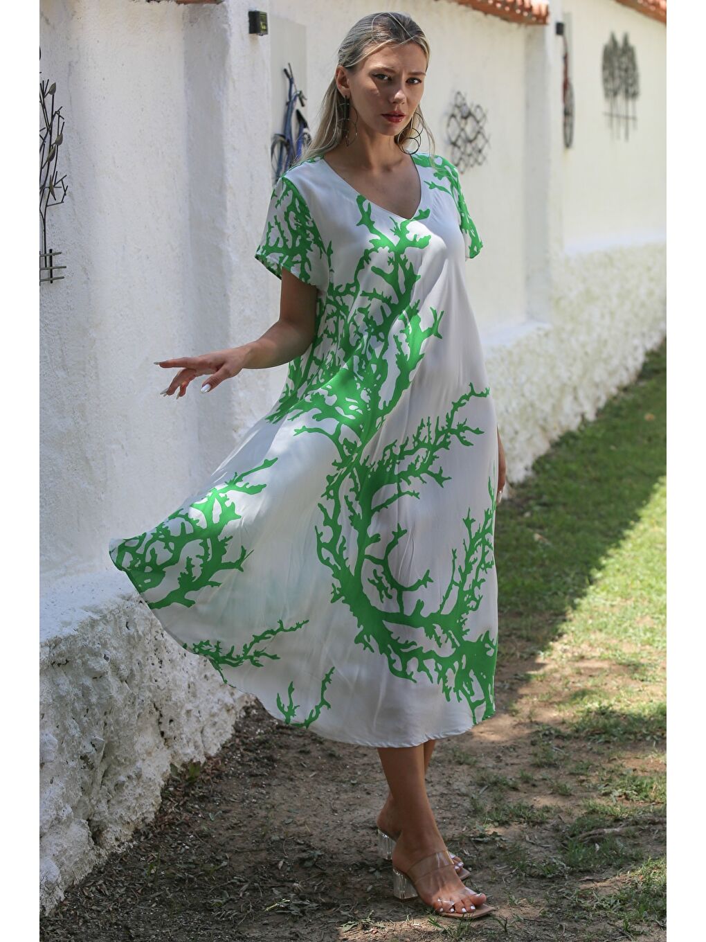 Beyaz-Yeşil V Yaka Düşük Kol Allover Baskılı Dokuma Casual Elbise