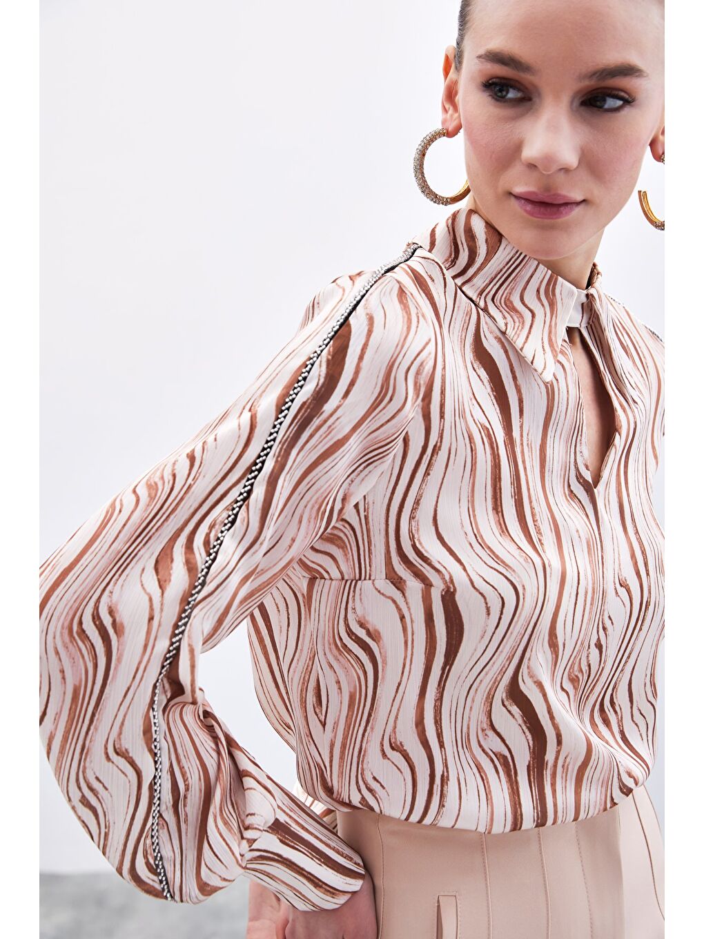 Kahverengi Kol Aksesuarlı Desenli Bluz - Camel-3