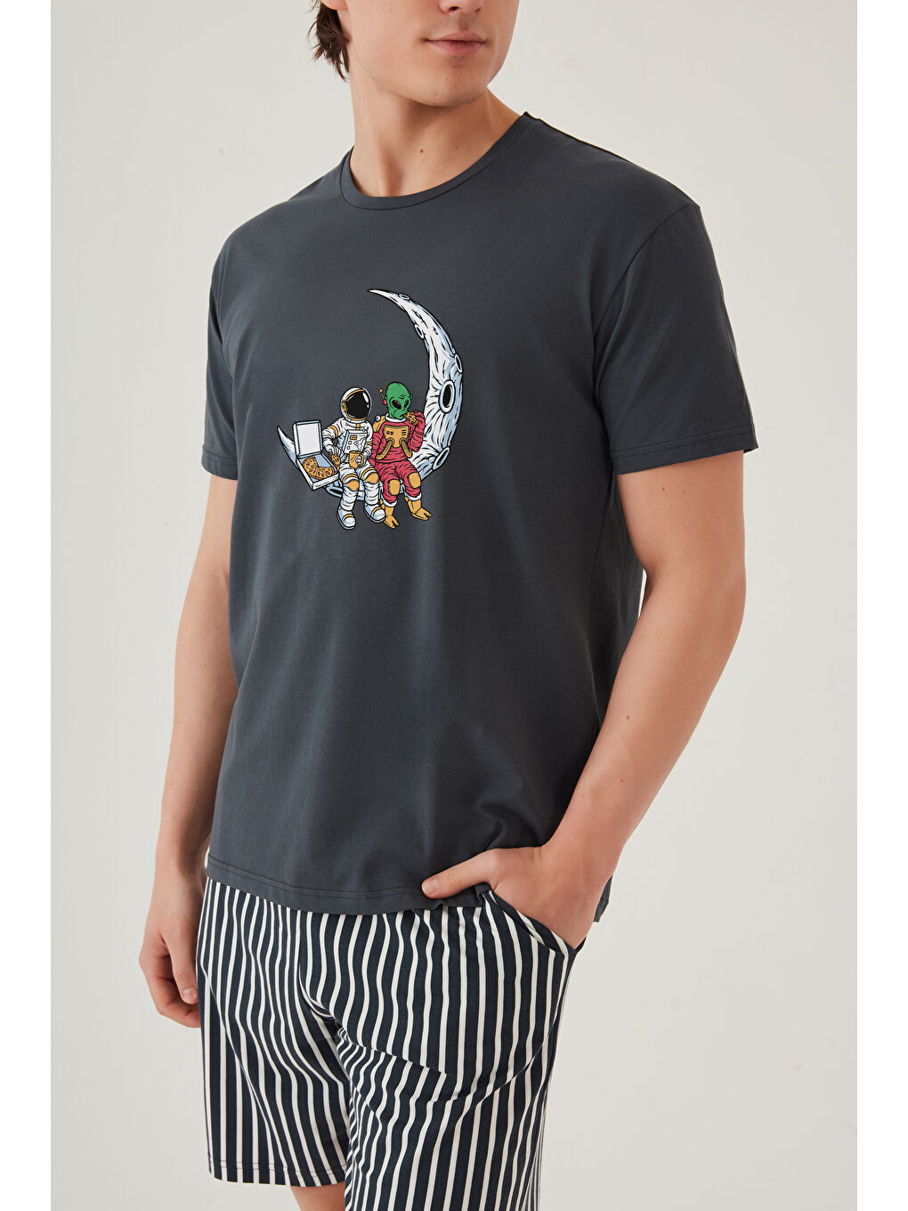 Gri Erkek Pamuklu Füme Baskılı Cepli Şort Pijama Takımı-3