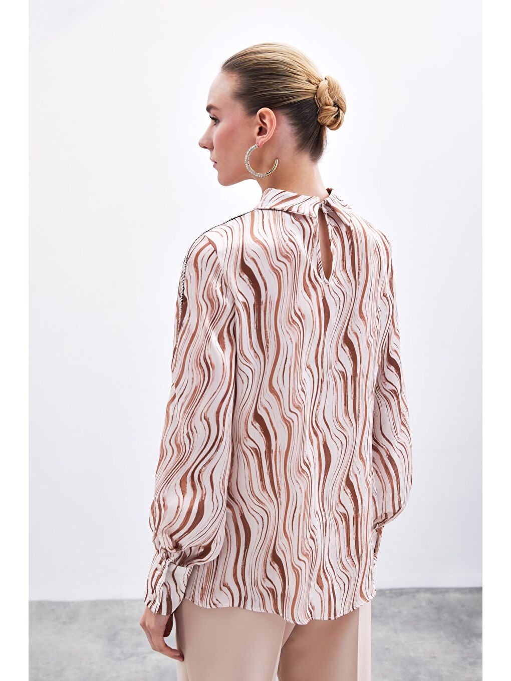 Kahverengi Kol Aksesuarlı Desenli Bluz - Camel-5