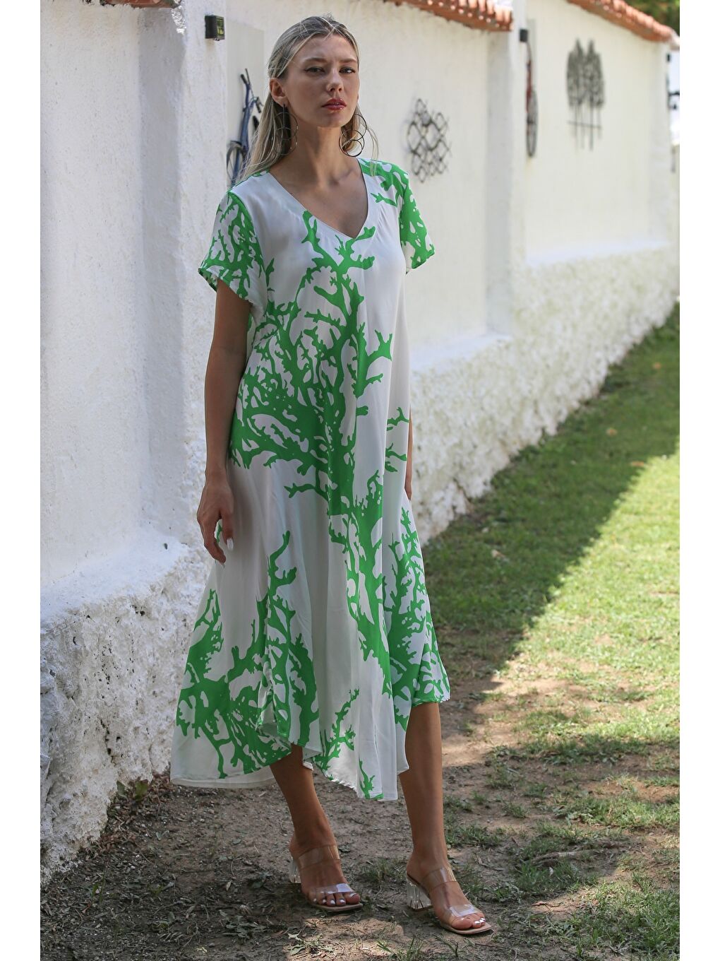 Beyaz-Yeşil V Yaka Düşük Kol Allover Baskılı Dokuma Casual Elbise-1