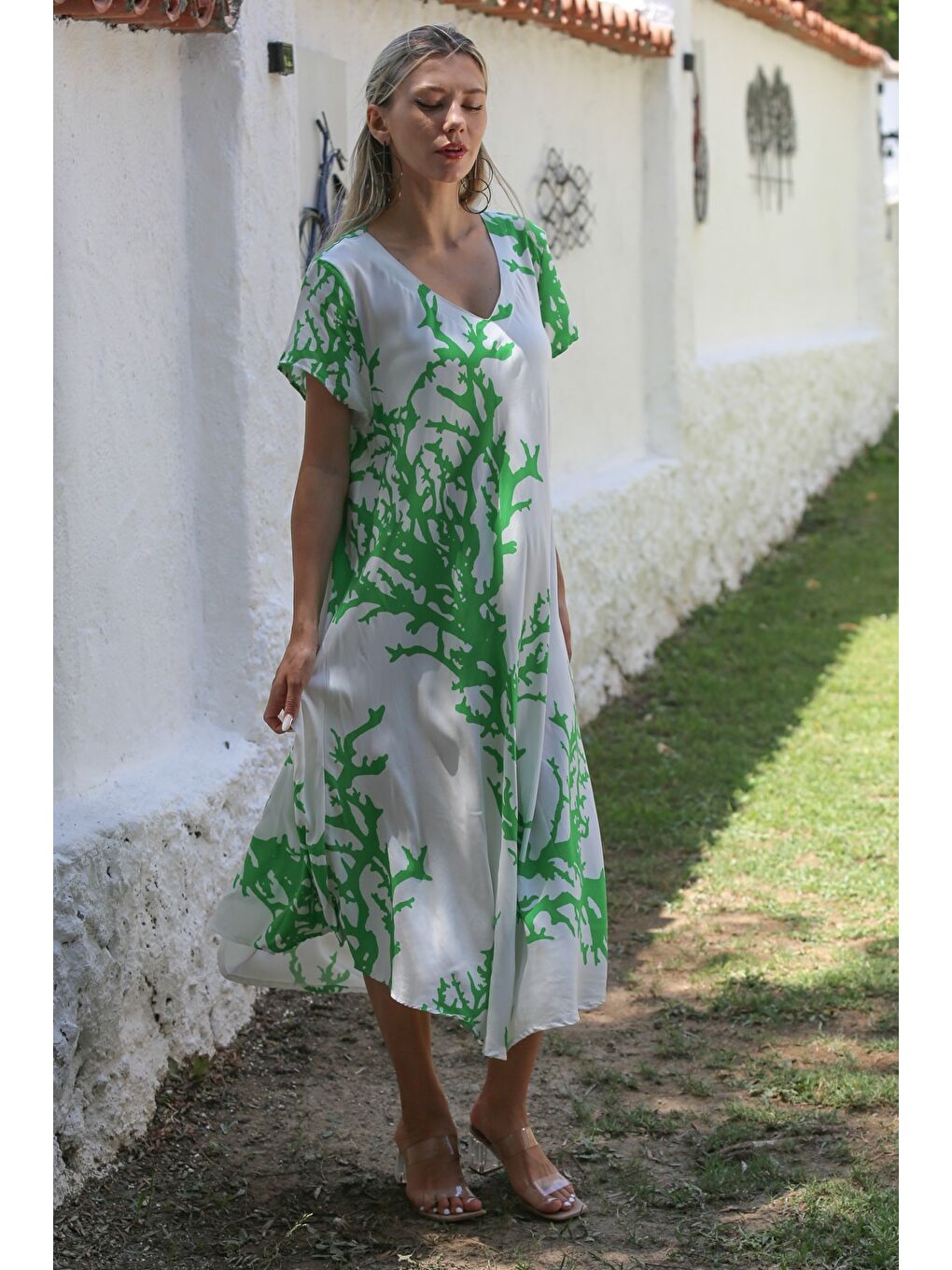 Beyaz-Yeşil V Yaka Düşük Kol Allover Baskılı Dokuma Casual Elbise-2