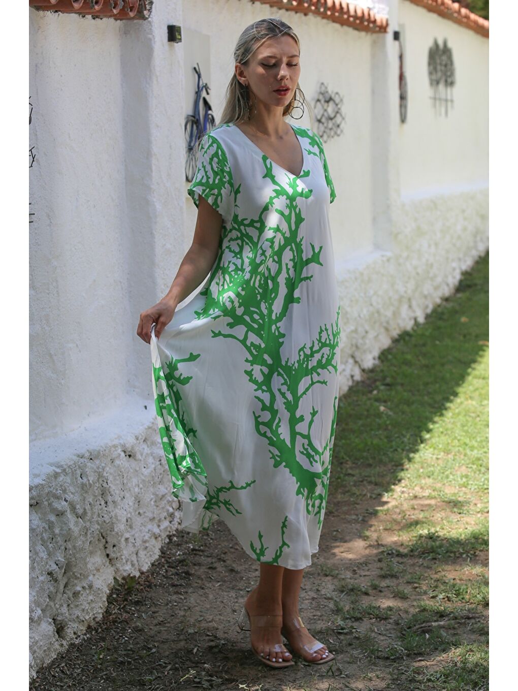 Beyaz-Yeşil V Yaka Düşük Kol Allover Baskılı Dokuma Casual Elbise-3