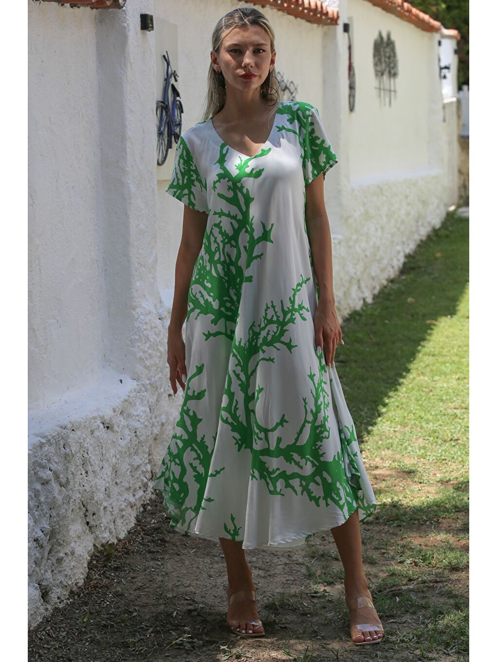 Beyaz-Yeşil V Yaka Düşük Kol Allover Baskılı Dokuma Casual Elbise-4