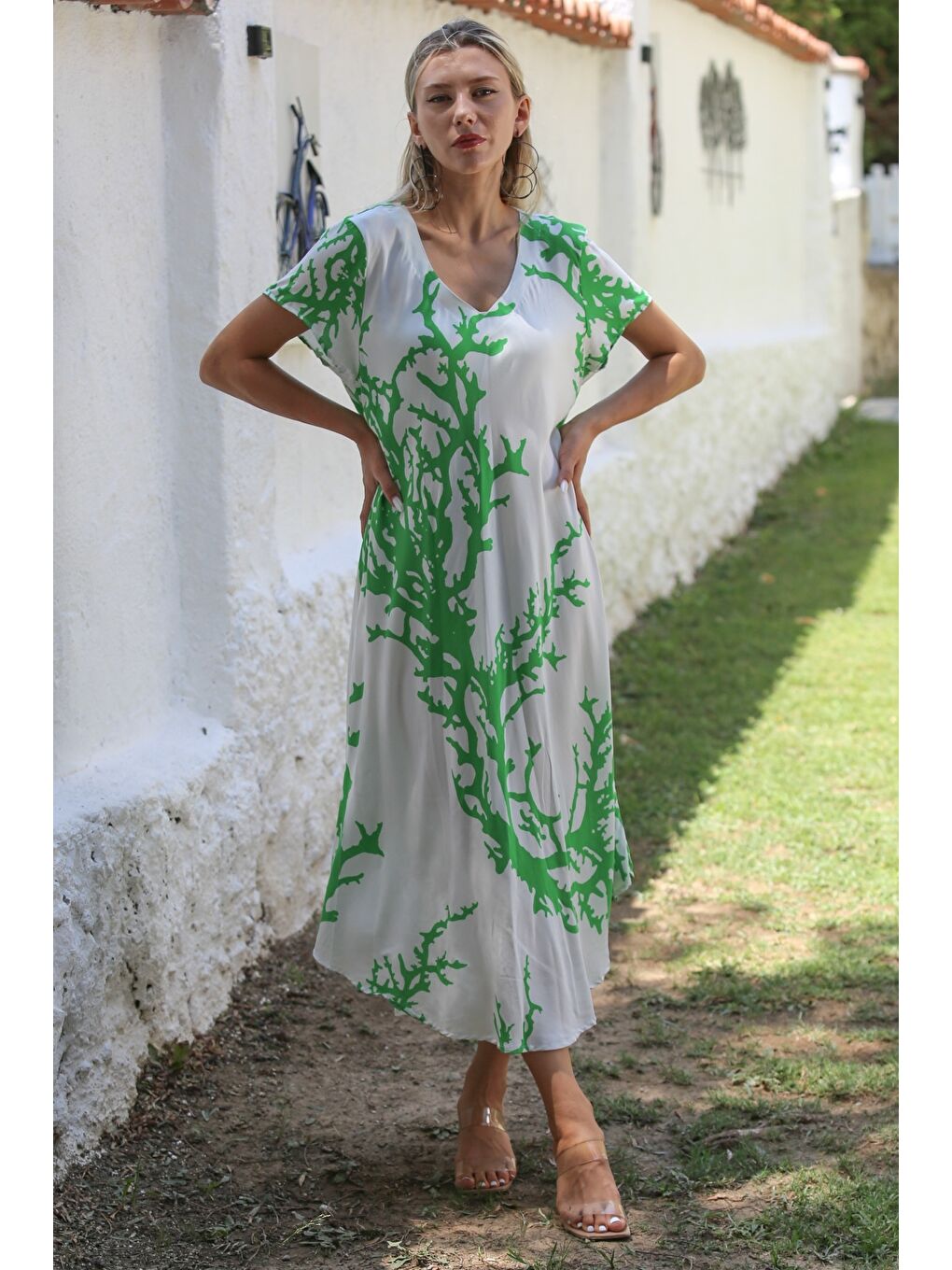 Beyaz-Yeşil V Yaka Düşük Kol Allover Baskılı Dokuma Casual Elbise-5