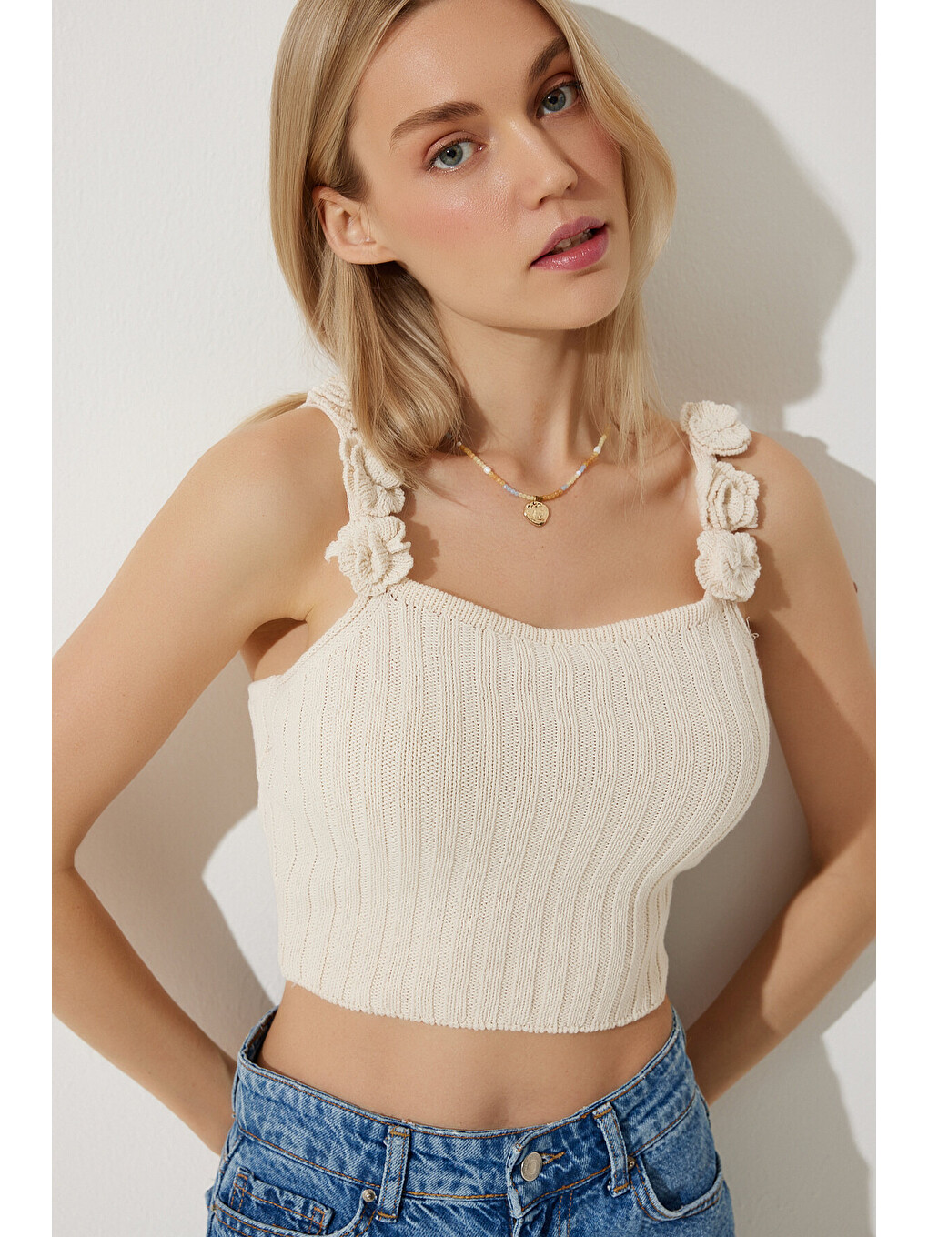 Ekru Çiçekli Askılı Crop Triko Bluz KREM LAV0008