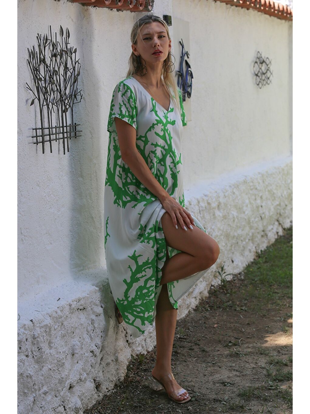 Beyaz-Yeşil V Yaka Düşük Kol Allover Baskılı Dokuma Casual Elbise-6