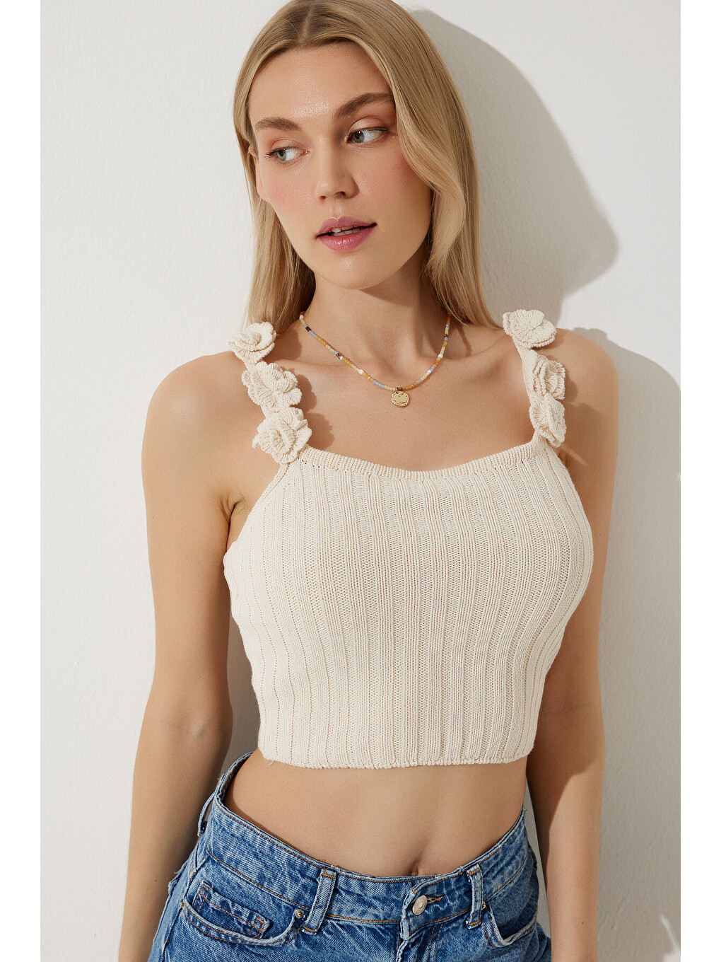 Ekru Çiçekli Askılı Crop Triko Bluz KREM LAV0008-1