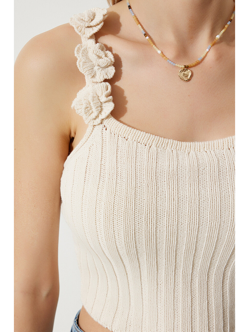 Ekru Çiçekli Askılı Crop Triko Bluz KREM LAV0008-2