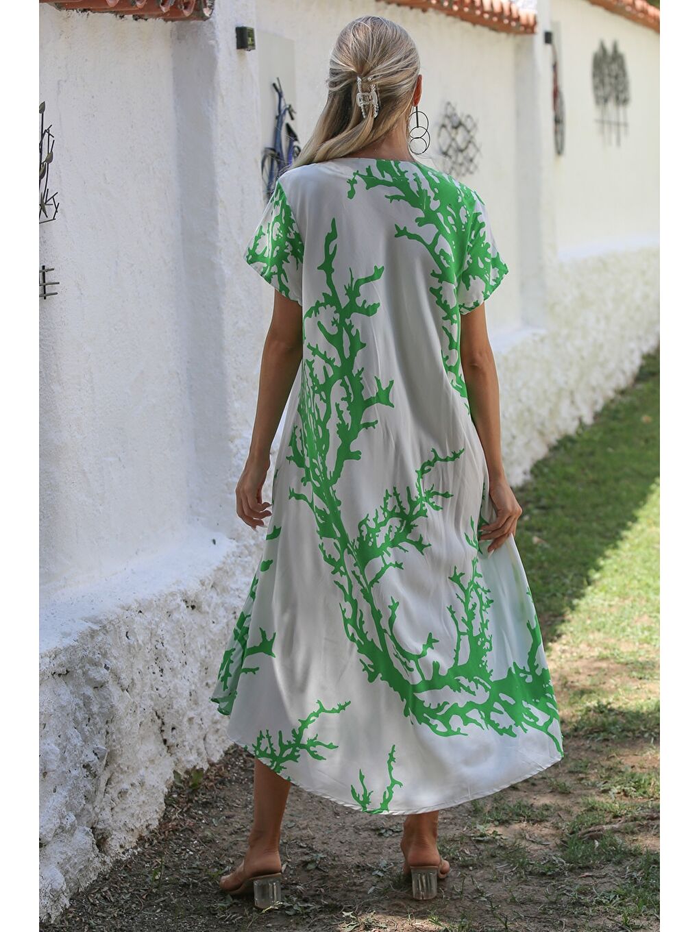 Beyaz-Yeşil V Yaka Düşük Kol Allover Baskılı Dokuma Casual Elbise-7