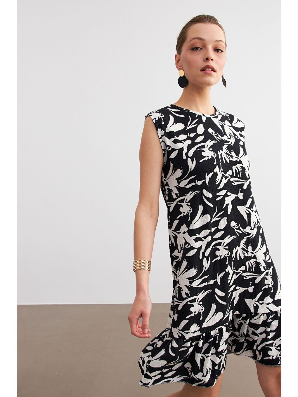 Kadın Siyah Beyaz Desenli Kolsuz Mini Krinkıl Elbise