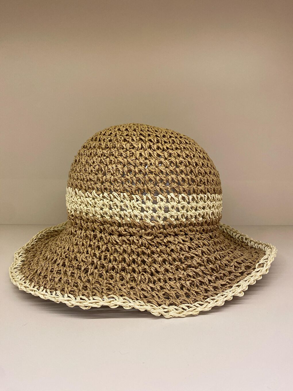 Kahverengi Camel El Örgüsü Hasır Plaj Şapkası - Geniş Kenarlı Yazlık Renk Detaylı Güneş Koruma Şapkası HSR2099