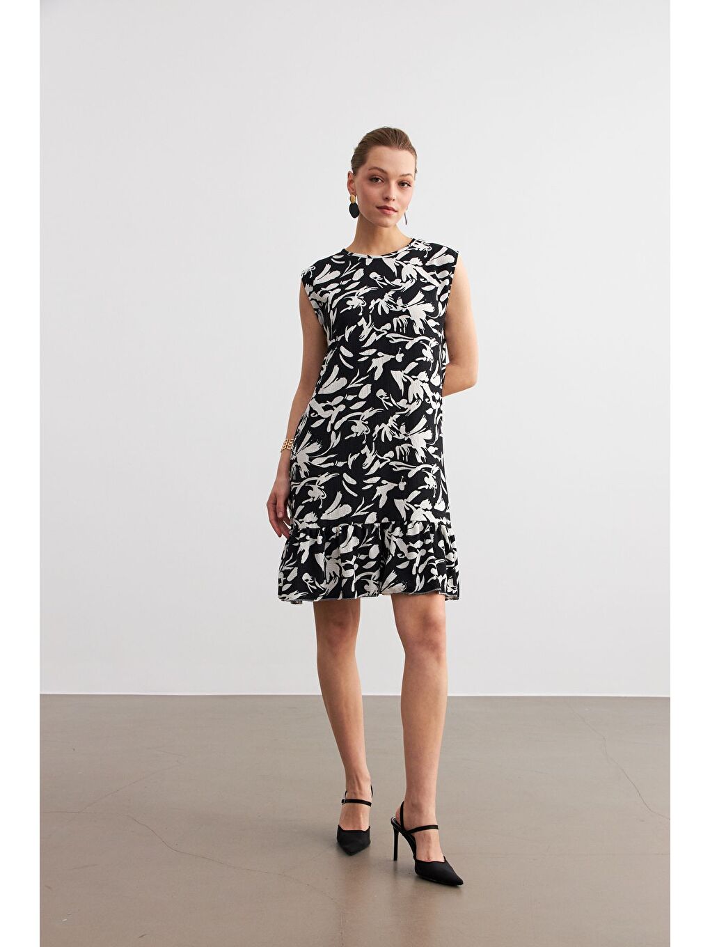 Kadın Siyah Beyaz Desenli Kolsuz Mini Krinkıl Elbise-1