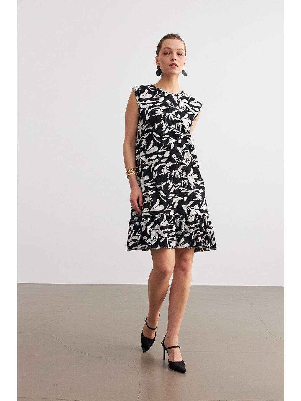 Kadın Siyah Beyaz Desenli Kolsuz Mini Krinkıl Elbise-2