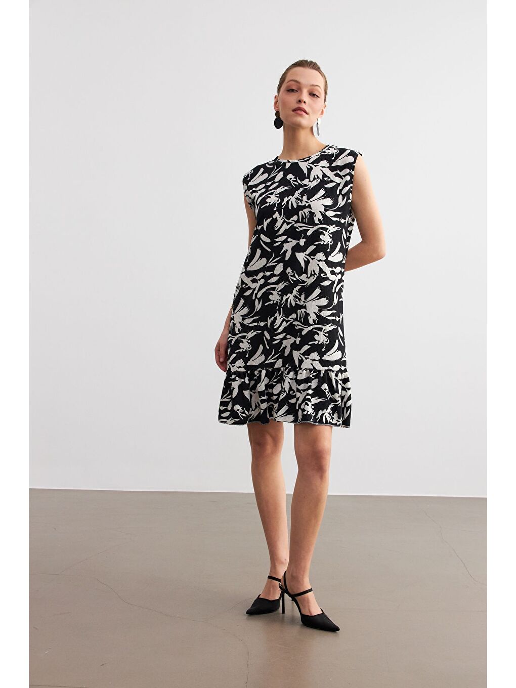 Kadın Siyah Beyaz Desenli Kolsuz Mini Krinkıl Elbise-3