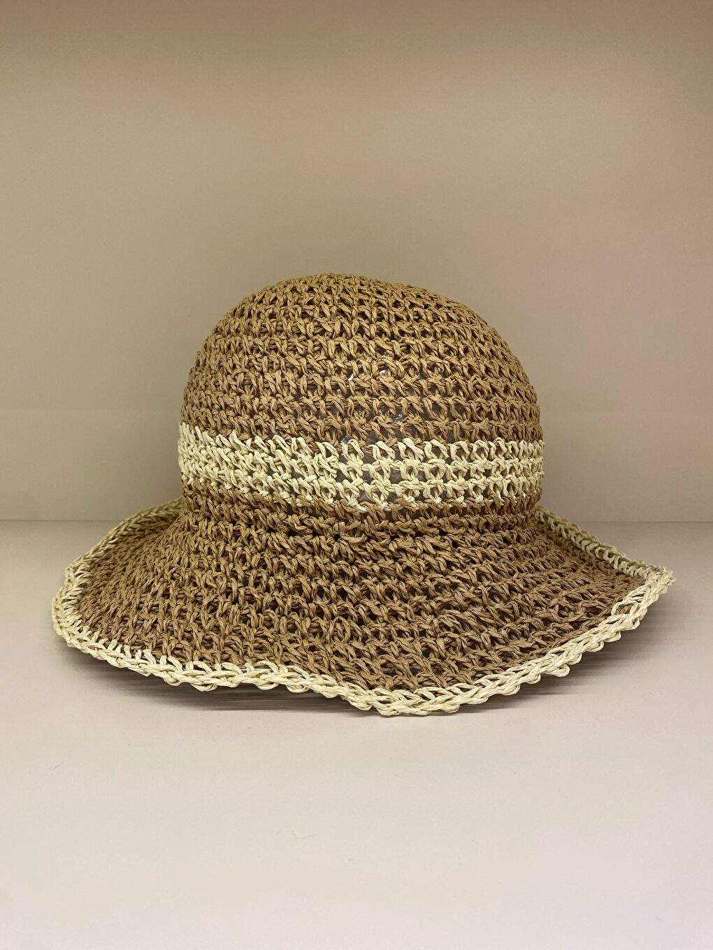 Kahverengi Camel El Örgüsü Hasır Plaj Şapkası - Geniş Kenarlı Yazlık Renk Detaylı Güneş Koruma Şapkası HSR2099-1