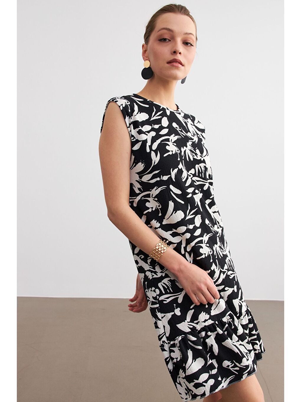 Kadın Siyah Beyaz Desenli Kolsuz Mini Krinkıl Elbise-4
