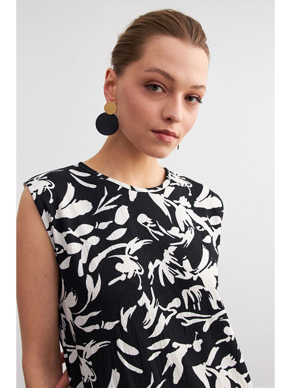 Kadın Siyah Beyaz Desenli Kolsuz Mini Krinkıl Elbise-5